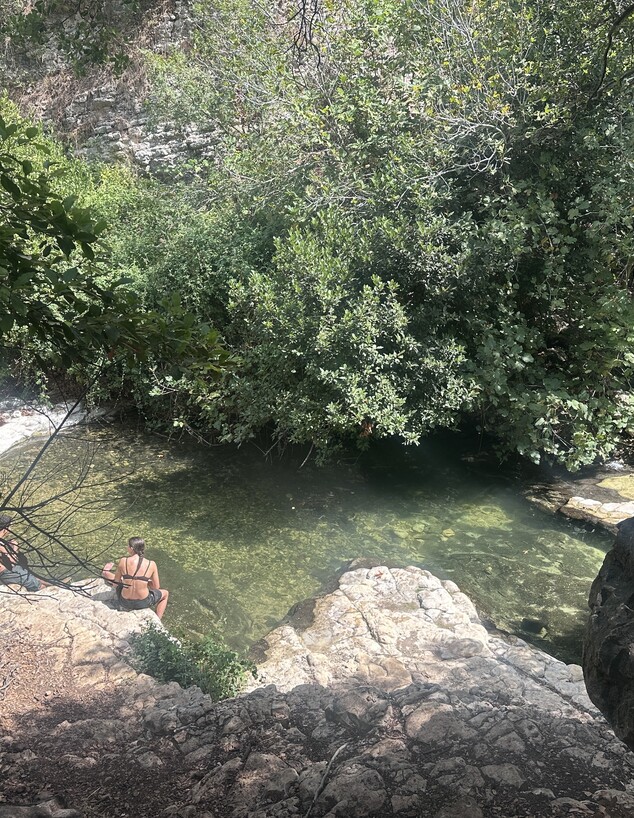 בריכה נחל כזיב אנשים