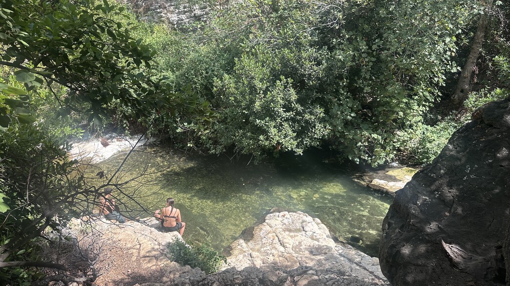 בריכה נחל כזיב אנשים בריכה נחל כזיב אנשים