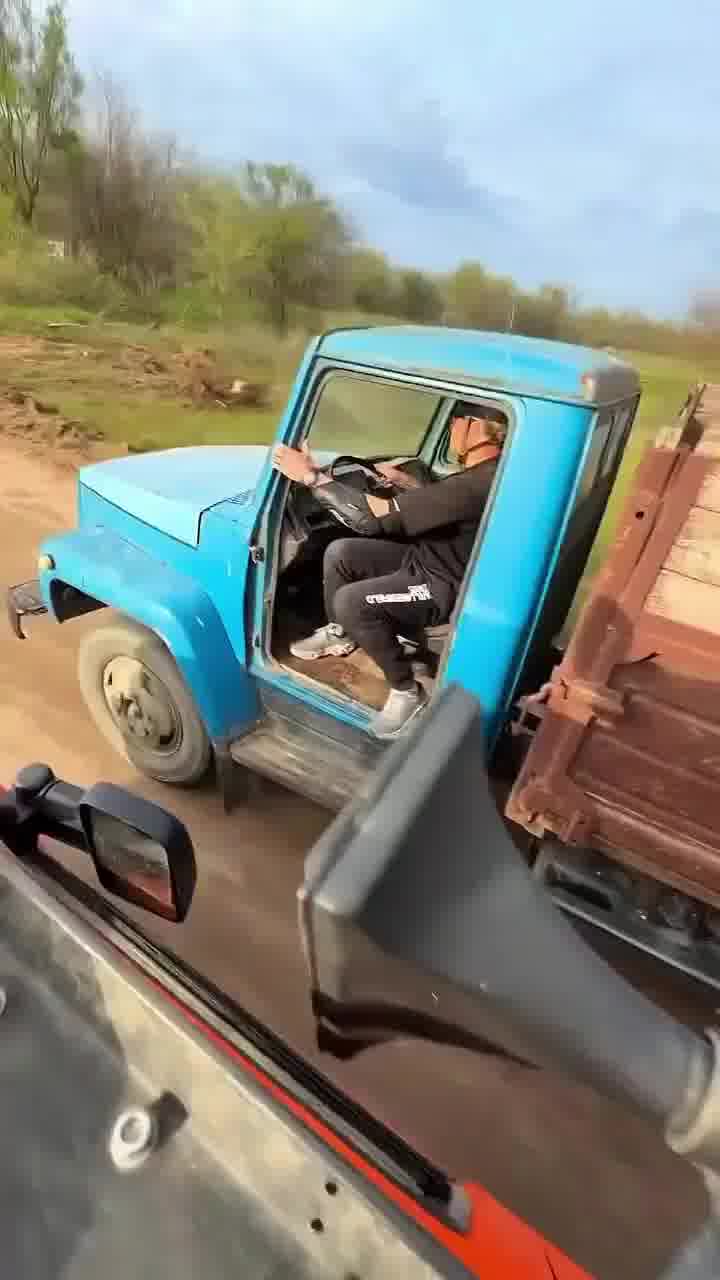 "אבא, יש לנו ביטוח מקיף לטנדר, נכון?"