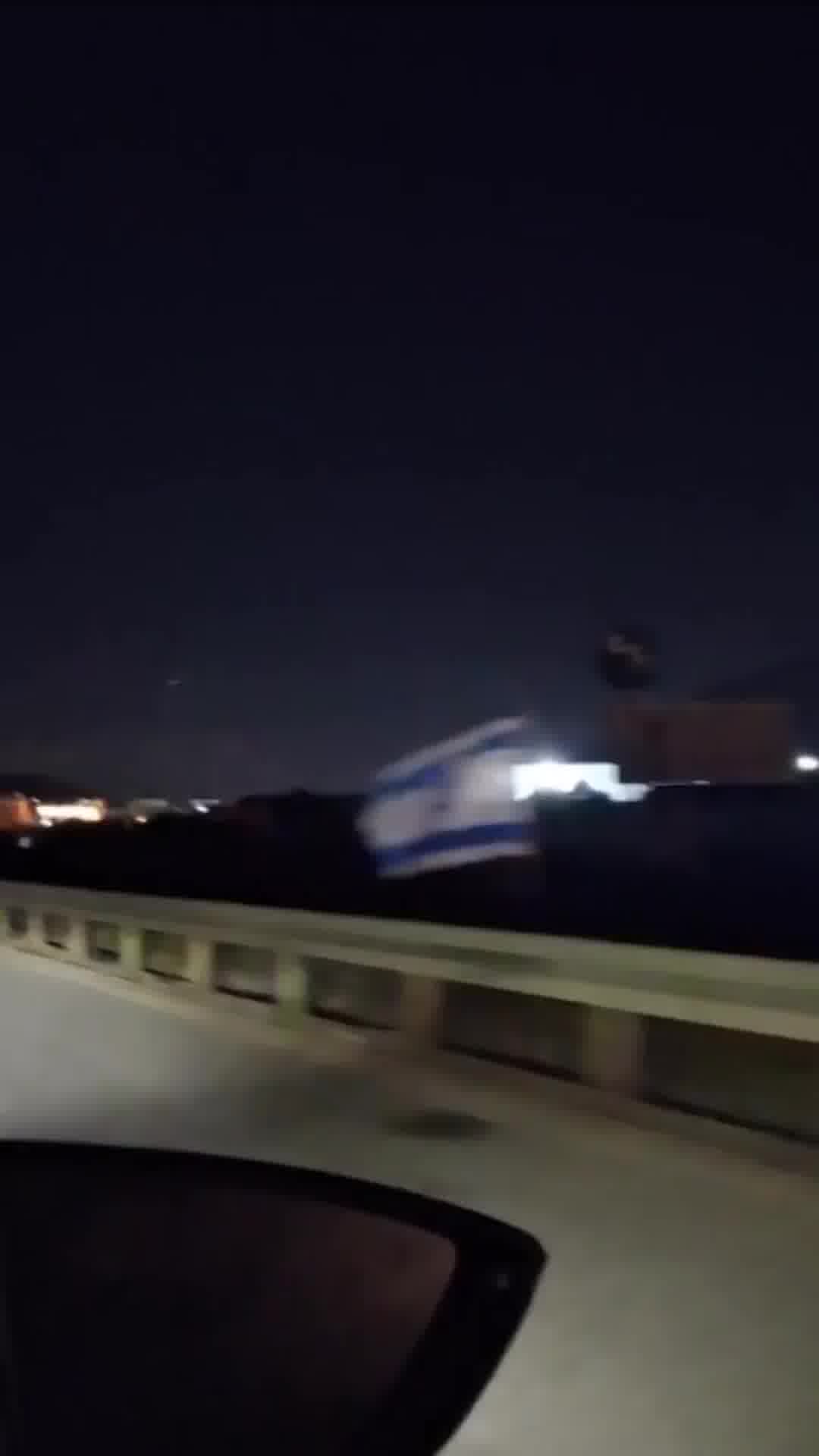 מאות דגלי ישראל נתלו ע״י מפלגת הציונות הדתית סביב מג׳ד אל-כרום אחרי הסערה