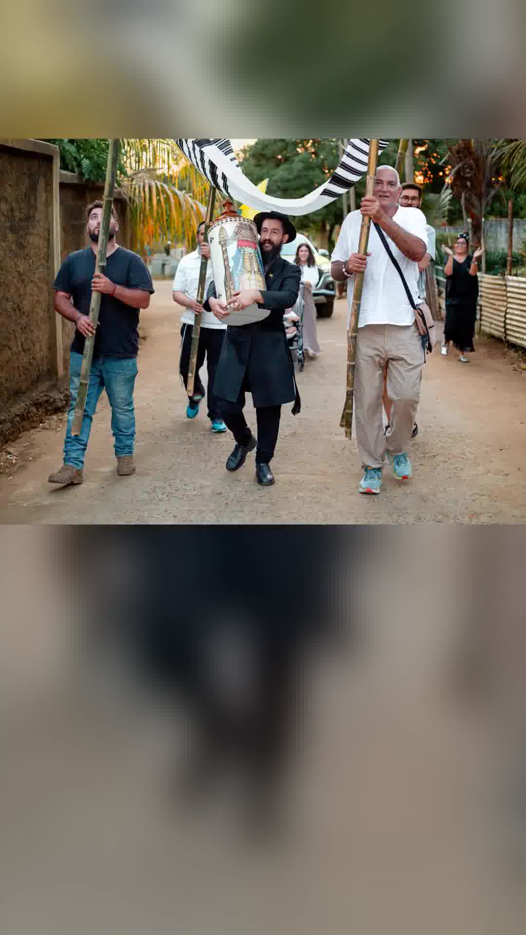 רגע היסטורי ומרגש במדגסקר: הרב נמרוד זוטא, שליח חב"ד, בהכנסת ספר התורה הראשון ביעד האקזוטי