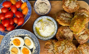 לחמניות שמן זית גבינה ופסטו (צילום: קרן אגם, mako אוכל)