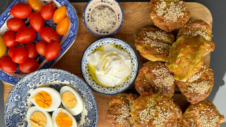 לחמניות שמן זית גבינה ופסטו (צילום: קרן אגם, mako אוכל)