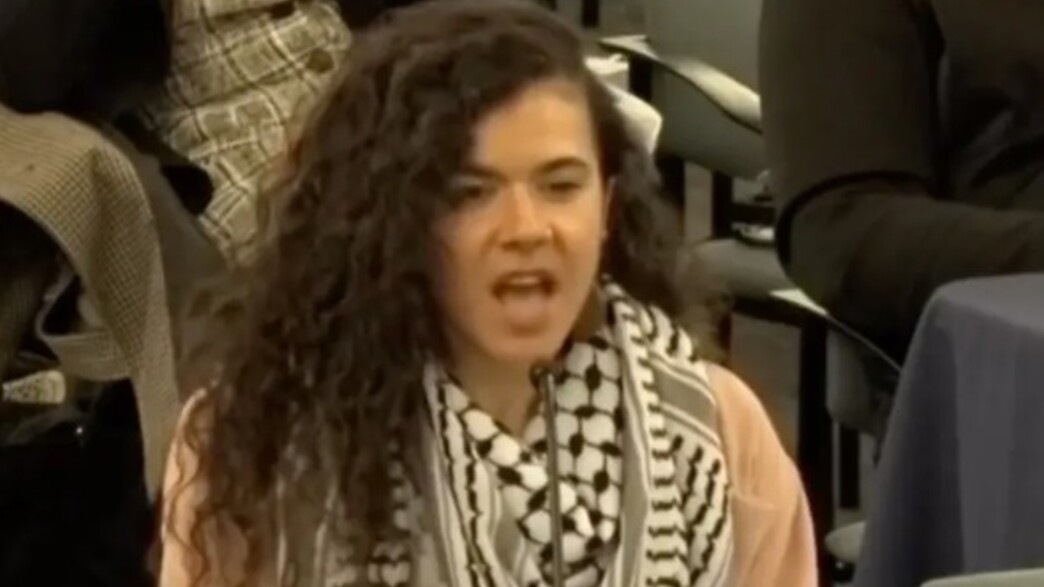 הפעילה הפרו-פלסטינית שנחשפה כיהודייה לבנה הפעילה הפרו-פלסטינית שנחשפה כיהודייה לבנה