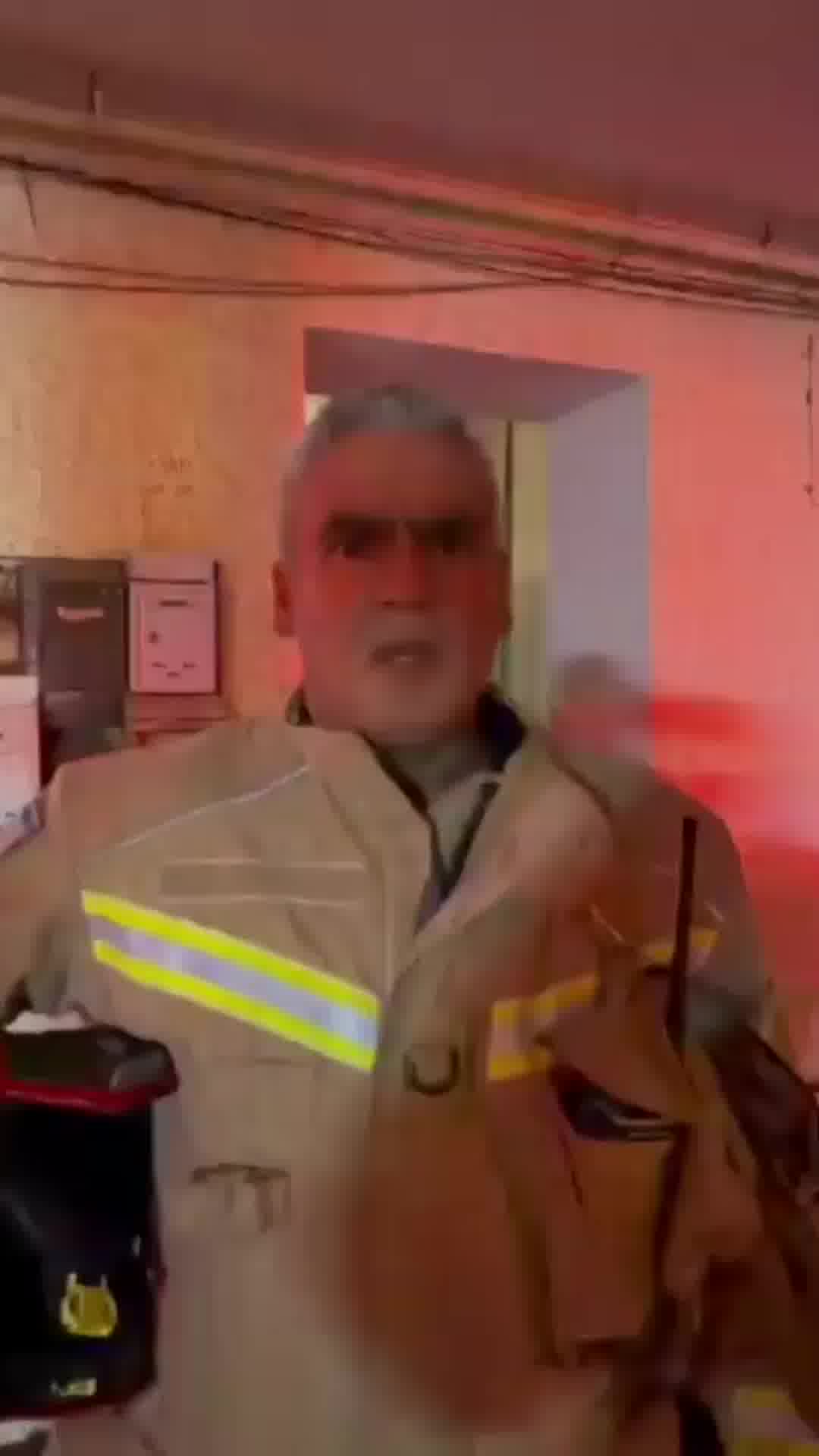 שריפה בחיפה: לוחמי אש חילצו 6 דיירים ממבנה הבוער, בהם תינוק כבן שנה ללא פגע. 2 פונו במצב קל