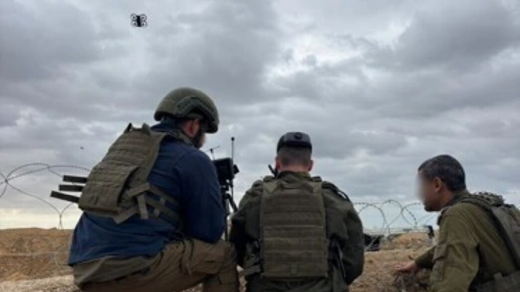 לוחמים מטיסים רחפן "עטלף" לוחמים מטיסים רחפן "עטלף"