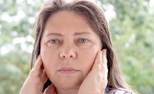 נפיחות בפנים, גיל המעבר, אישה  (צילום: shutterstock_Kittyfly)