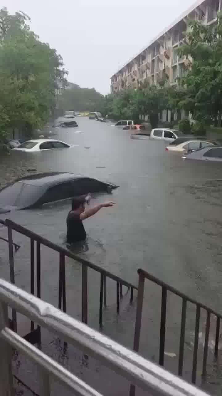 בנקוק מתחת למים אחרי גשמים עזים שירדו שם בימים האחרונים