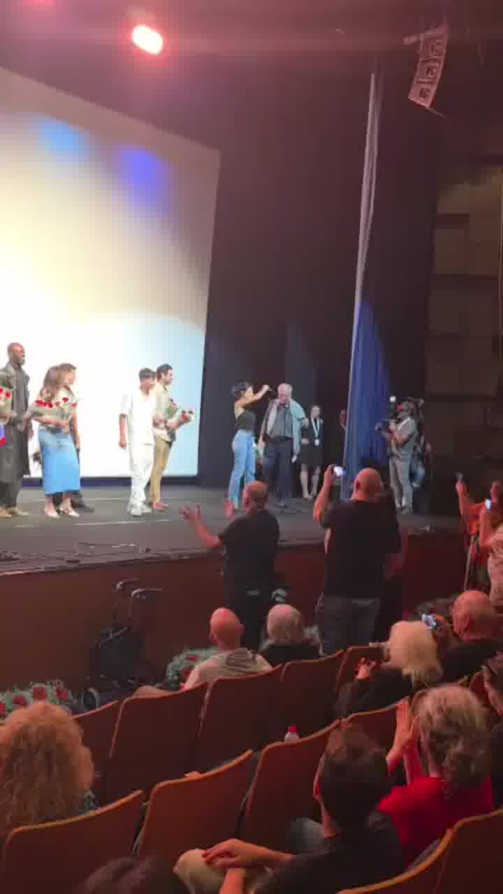 מגי אזרזר גונבת את ההצגה בסיום ההקרנה של "האהבות שלנו" בחיפה