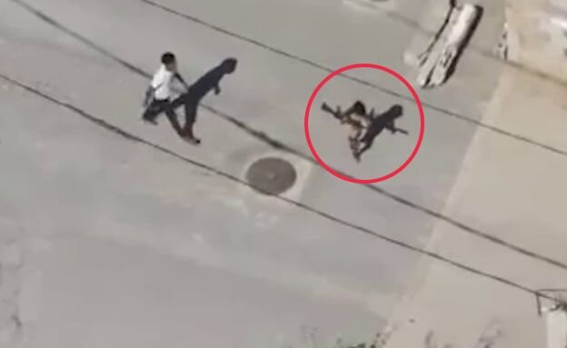 ילד מעביר נשק בלב עזה (צילום: דובר צה"ל)