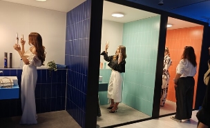 דייסון אירוע באתונה משפיעניות ליד עמדת צחצוח השיניים  (צילום: dyson )