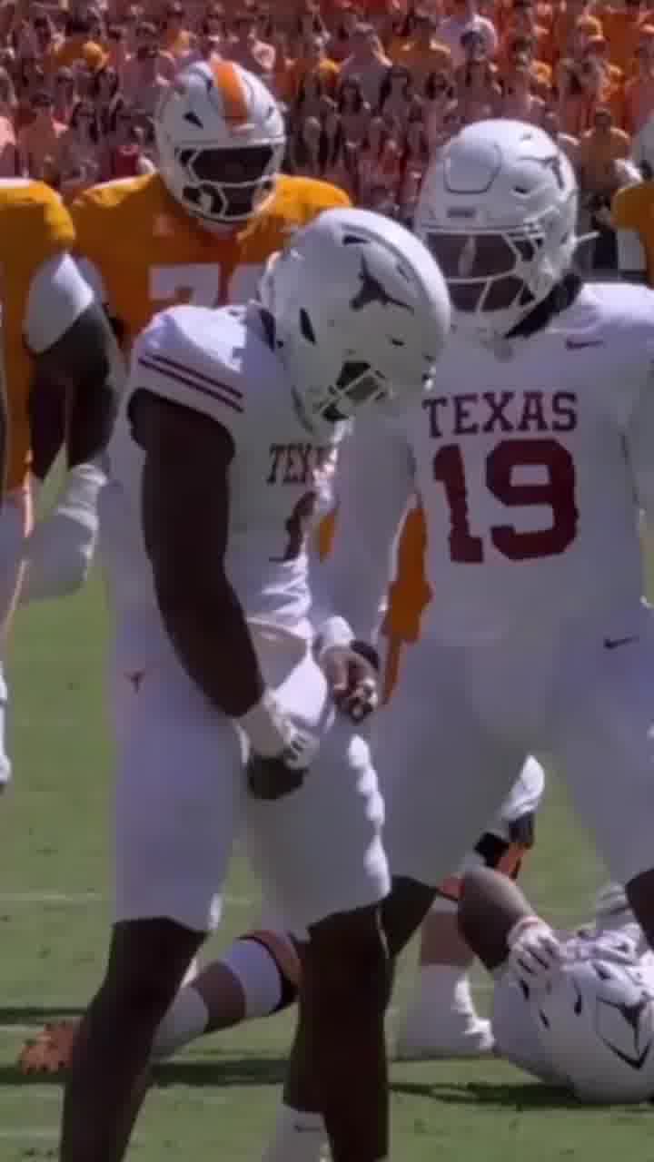 שחקן ההגנה של ה-Texas Longhorns עשה כאילו הוא משתין על יריביו - ונענש