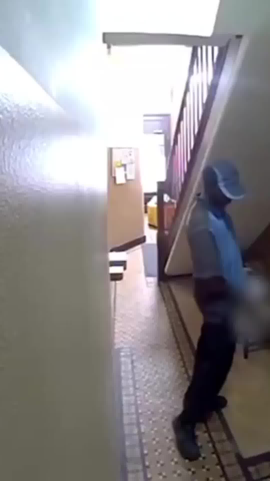 משלוח מסריח: שליח אמזון תועד משתין ברחבי הלובי בבניין יוקרתי בניו יורק