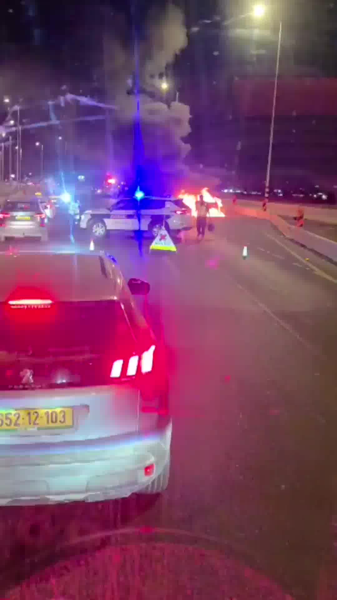 להבות בכביש 1: מכונית עולה באש בדרך לירושלים, עומס כבד באזור