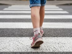 ילדה חוצה מעבר חציה