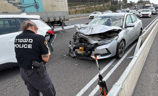 זירת התאונה בין מספר כלי רכב סמוך למחלף עירון זירת התאונה בין מספר כלי רכב סמוך למחלף עירון