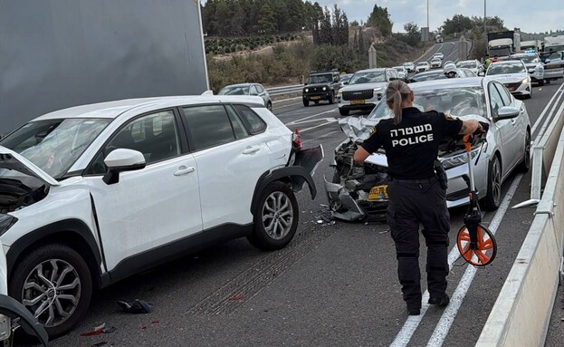 זירת התאונה בין מספר כלי רכב סמוך למחלף עירון זירת התאונה בין מספר כלי רכב סמוך למחלף עירון