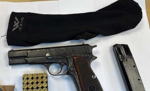 מעצרו של הנהג שנתפס עם נשק (צילום: דוברות המשטרה, ללא)