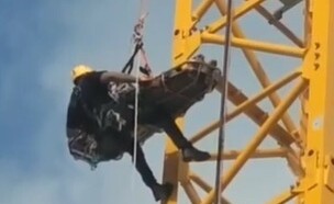 הפועל שאיבד הכרה וחולץ ממנוף בקריית ביאליק (צילום: מד"א )
