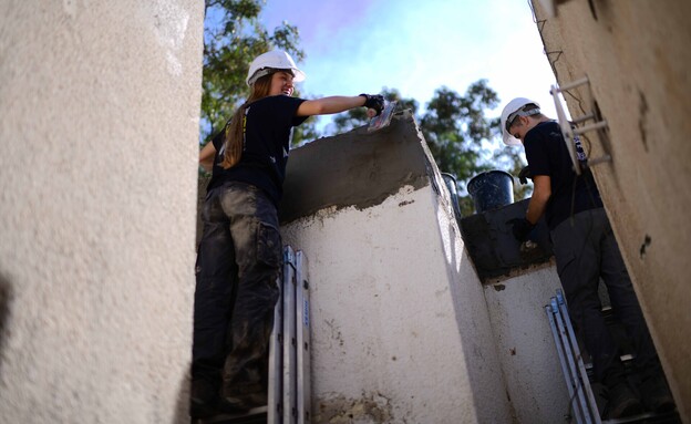 מתנדבים משקמים בתים שנהרסו ב7 באוקטובר בכפר עזה מתנדבים משקמים בתים שנהרסו ב7 באוקטובר בכפר עזה