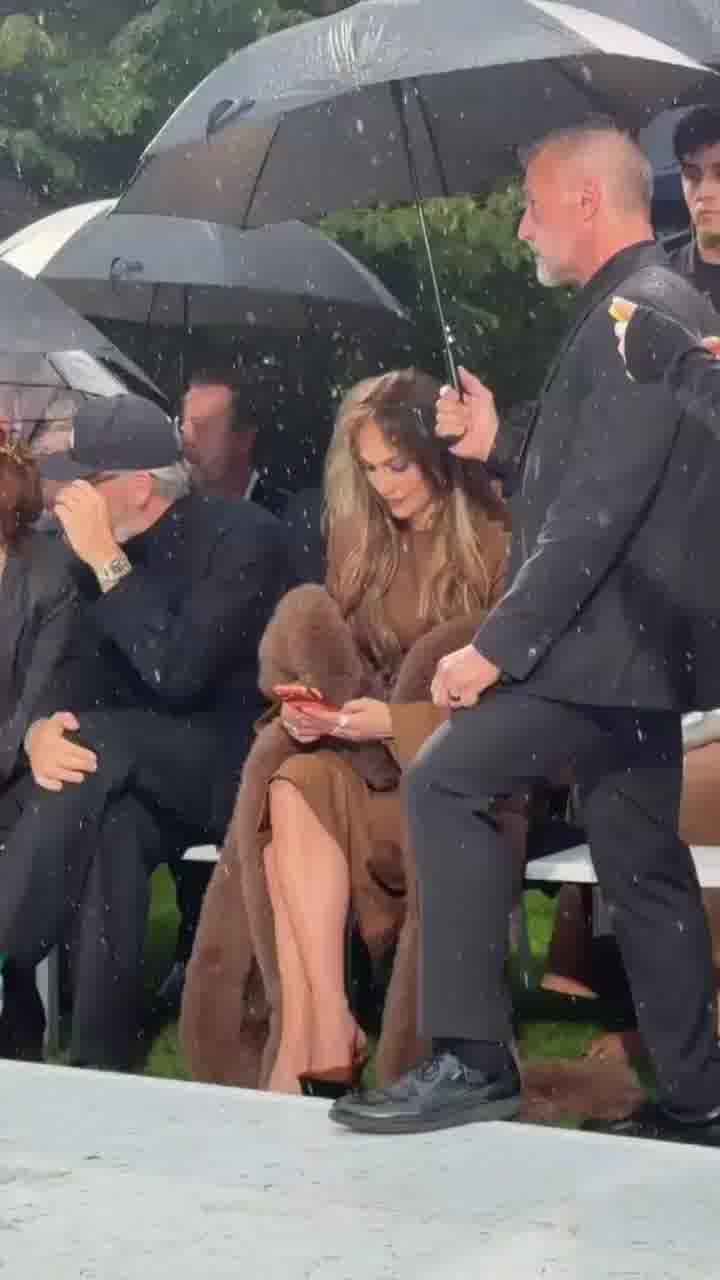 יש דרג ויש זה שמחזיק לו את המיטריה