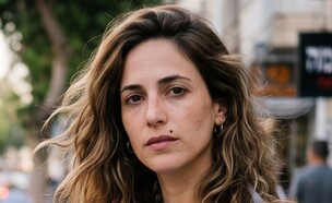 אישה עומדת ברחוב (AI: mako)