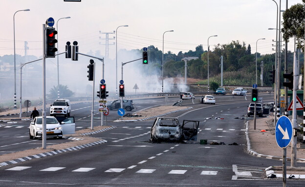 הכביש בכניסה לעיר שדרות בבוקר מתקפת הפתע ב-7 באוקטובר הכביש בכניסה לעיר שדרות בבוקר מתקפת הפתע ב-7 באוקטובר