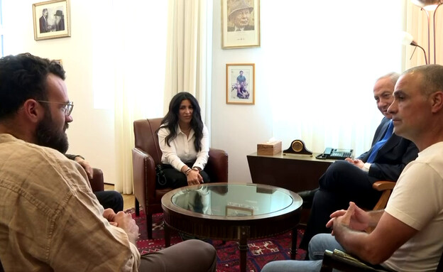 גיבורי הטיסה מדובאי במפגש עם בנימין נתניהו גיבורי הטיסה מדובאי במפגש עם בנימין נתניהו