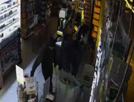 תיעוד: פרצו לסניף "גוד פארם" ברמת אביב וגנבו יותר מ-100 בשמים יוקרתיים