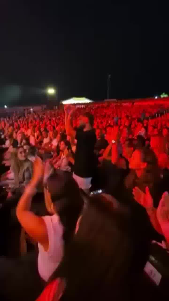שורד השבי מתן אנגרסט ומשפחתו הגיעו להופעה של שלמה ארצי 