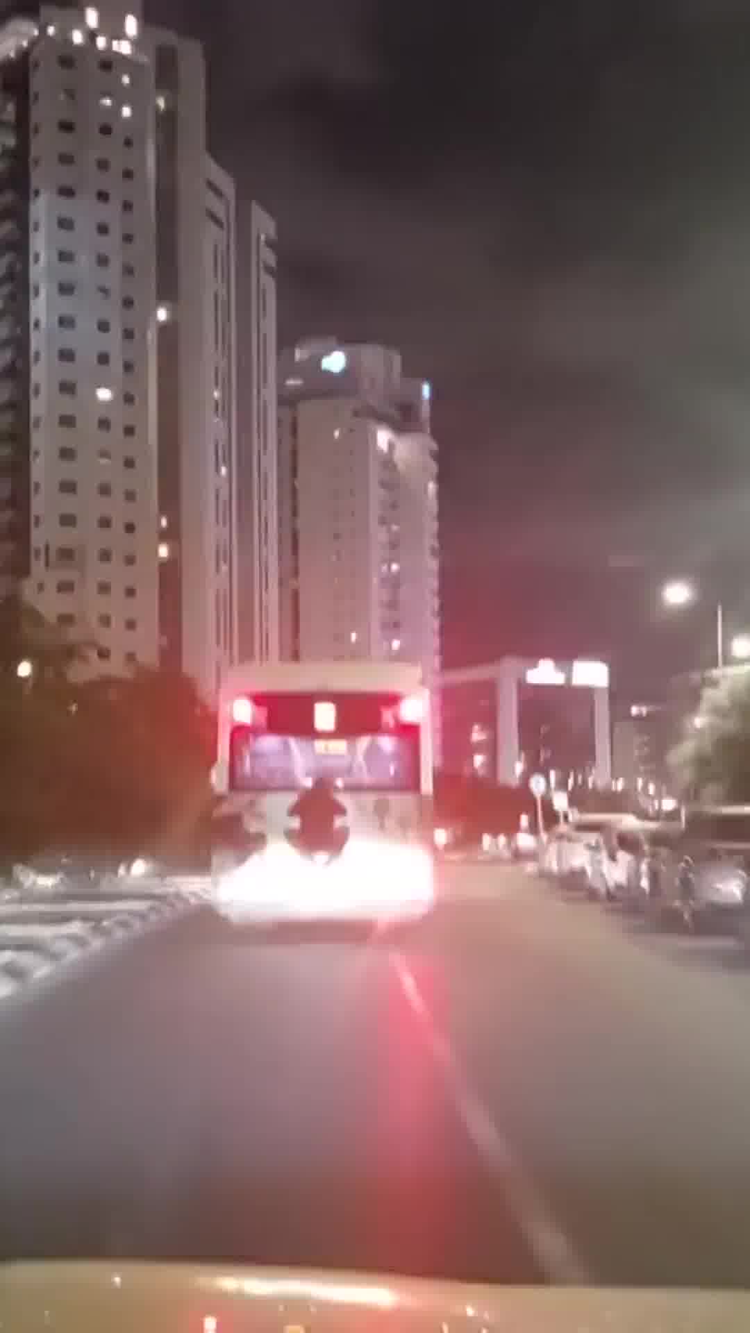 "הנוער איבד את הגבולות": צפו בתיעוד בו נערים נתלים על אוטובוס בקריית מוצקין
