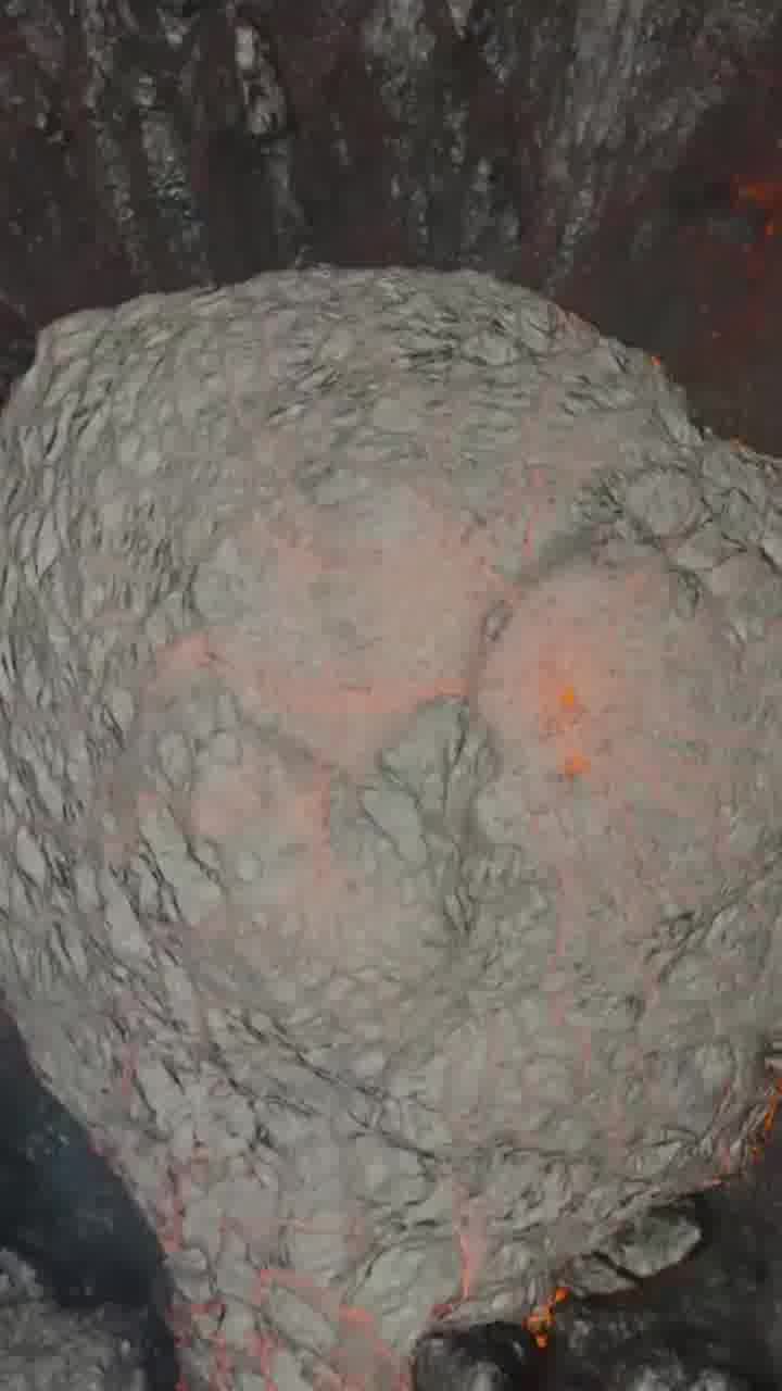 העלה רחפן ללוע הר געש ותיעד התפרצות