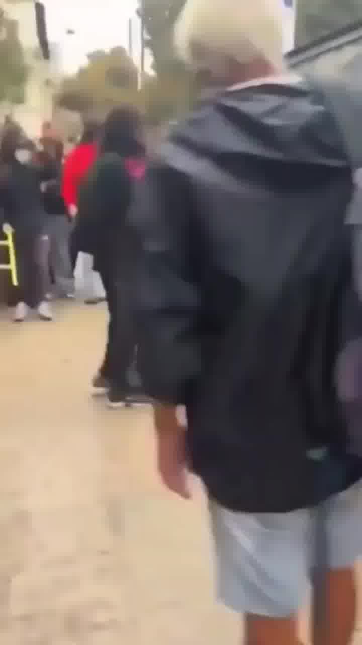 הפרעות בצרפת: מפגין תועד מצית את פניה של עוברת אורח
