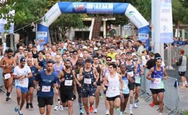 עם אלפי רצים (מרתון WINNER חדרה) (צילום: ספורט 5)