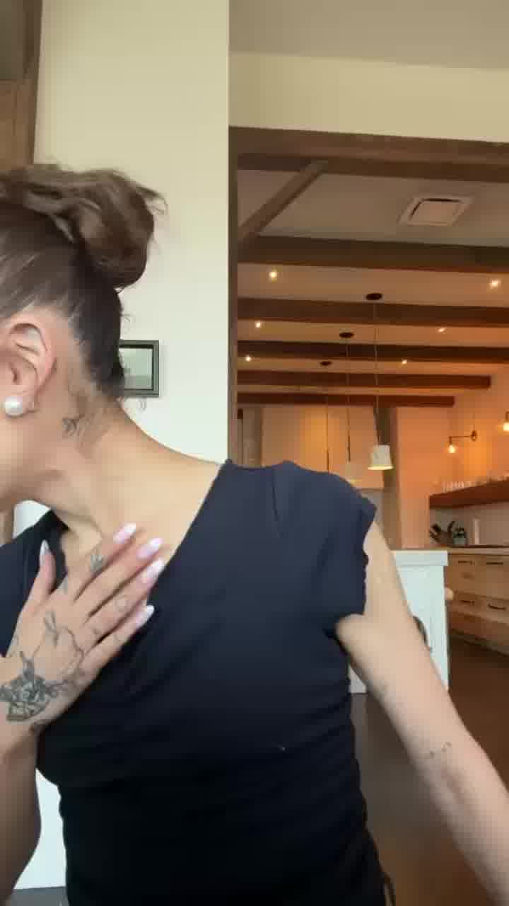 תהפוך את זה לטרנד? אריאנה גרנדה מתאפרת באמצעות הרגל שלה