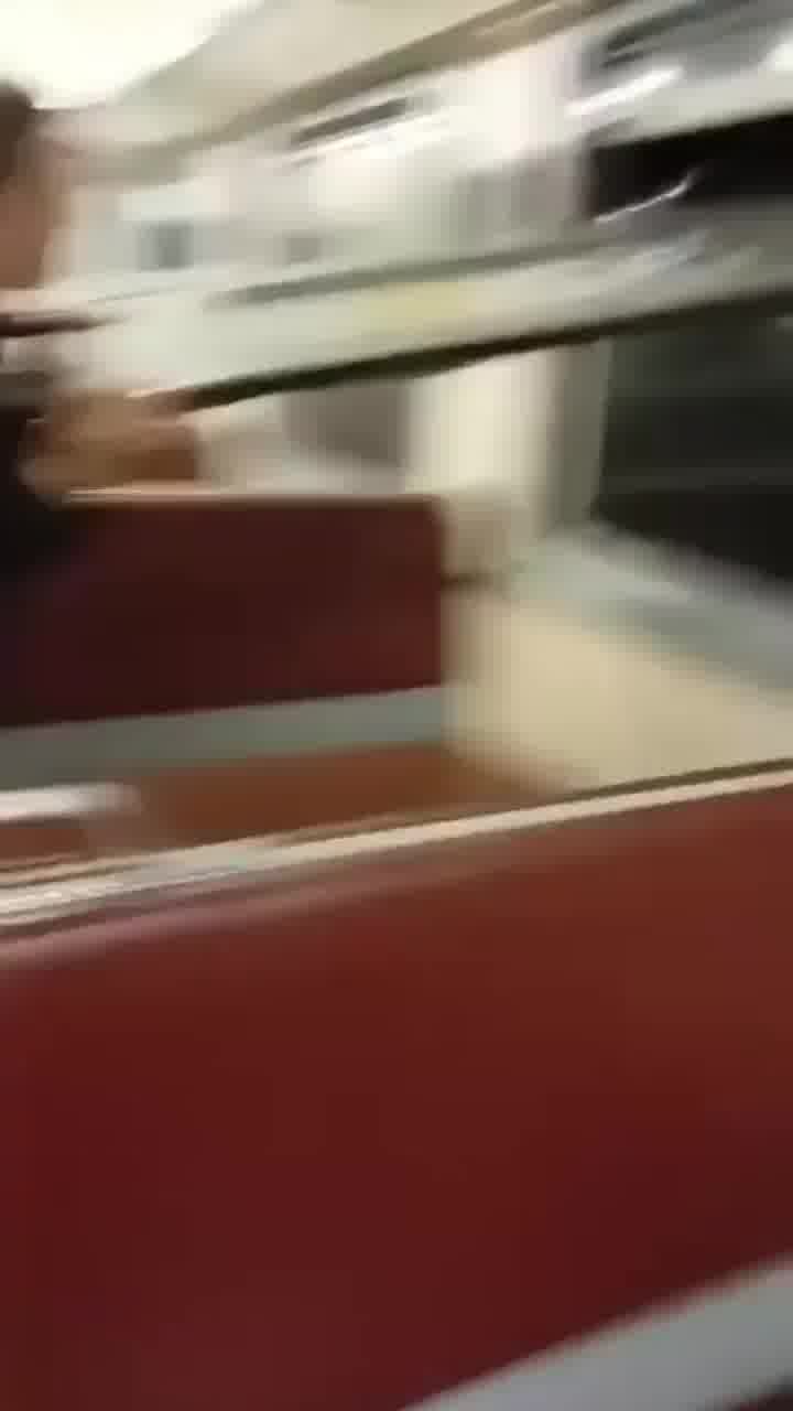 הם שברו דלת של רכבת תחתית וניסו לזרוק אותה מהחלון... נקווה שלמדו לקח