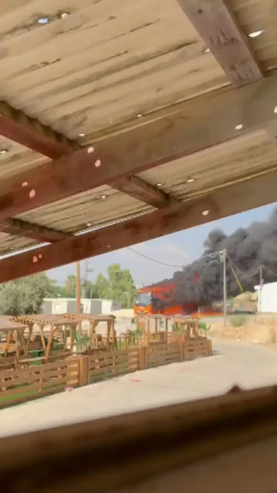 אוטובוס עלה באש בבסיס משמר הנגב - והשריפה הבעירה תחמושת בבסיס