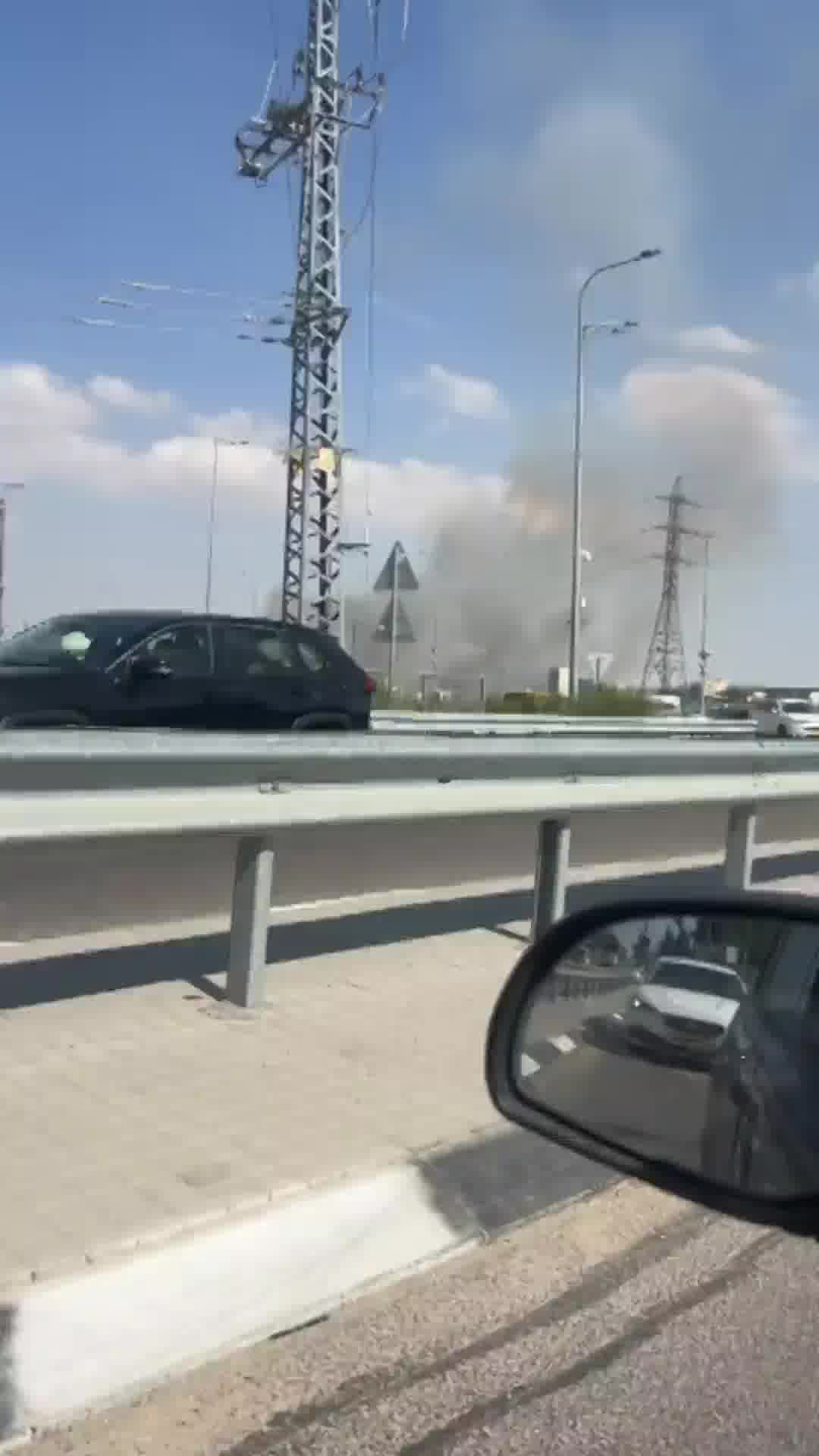 עשן שחור מתפזר: לוחמי אש פועלים לכיבוי שרפה סמוך לצומת גוש עציון, 2 מטוסים הוזנקו 
