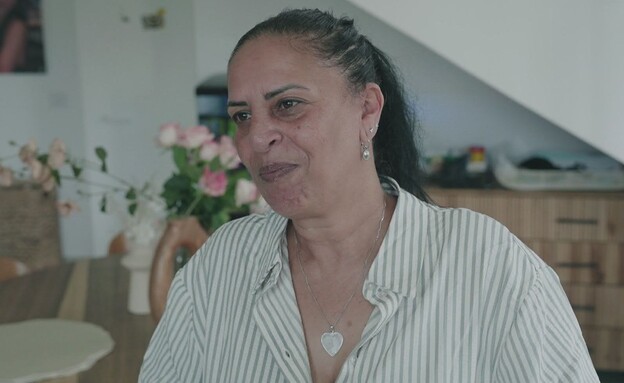 אתי ברכה, מגדלת את ילדיה של ביתה וחתנה אתי ברכה, מגדלת את ילדיה של ביתה וחתנה