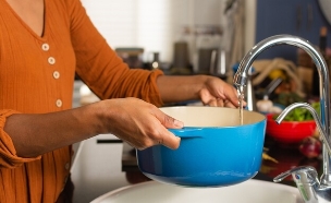Copy of אישה ממלאת מים בסיר (צילום: shutterstock_People)