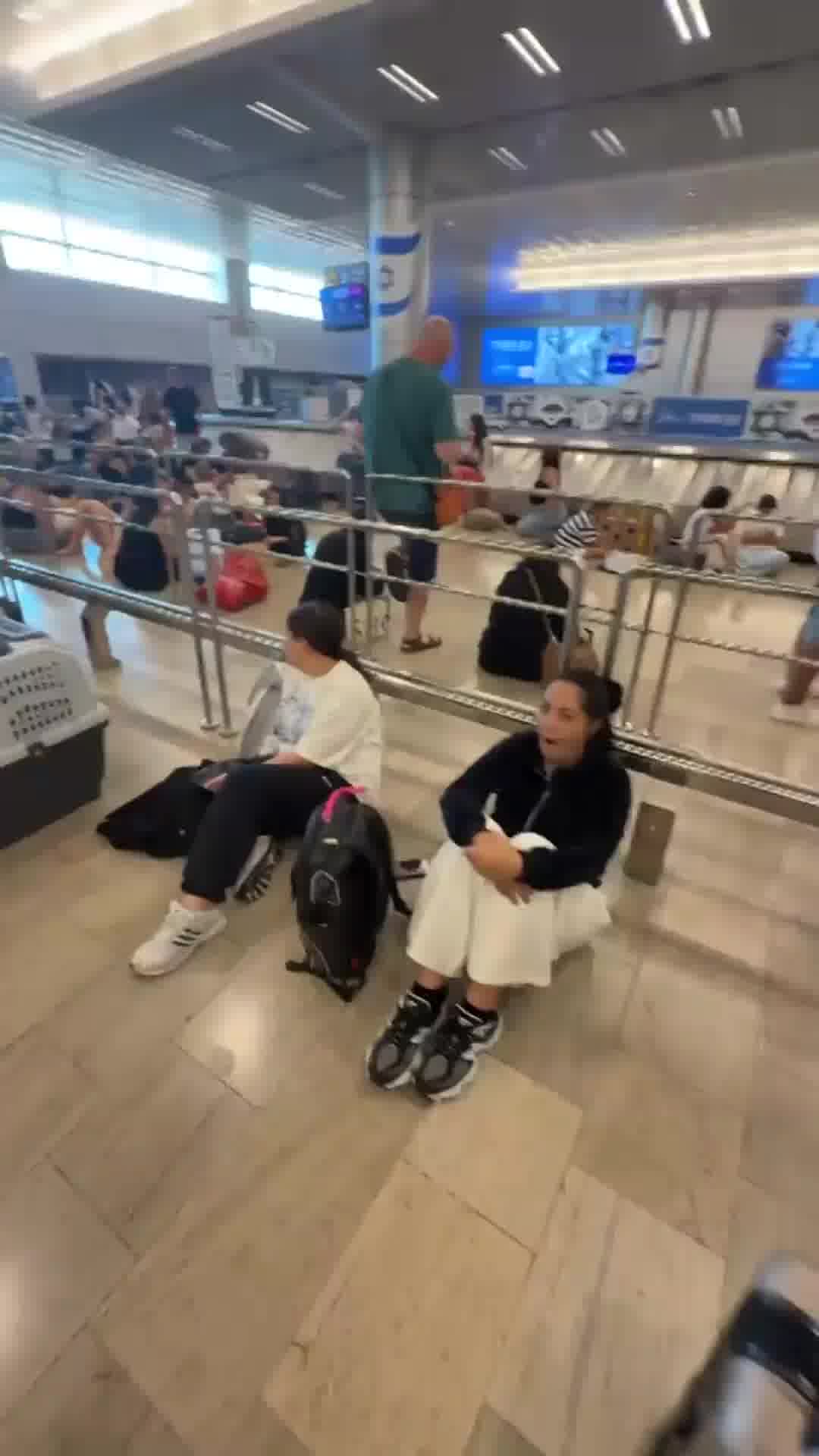 נוסעים בנתב"ג מדווחים: כל מסועי הכבודה תקולים כבר כשעה וחצי, "האולם הולך ומתמלא מרגע לרגע"
