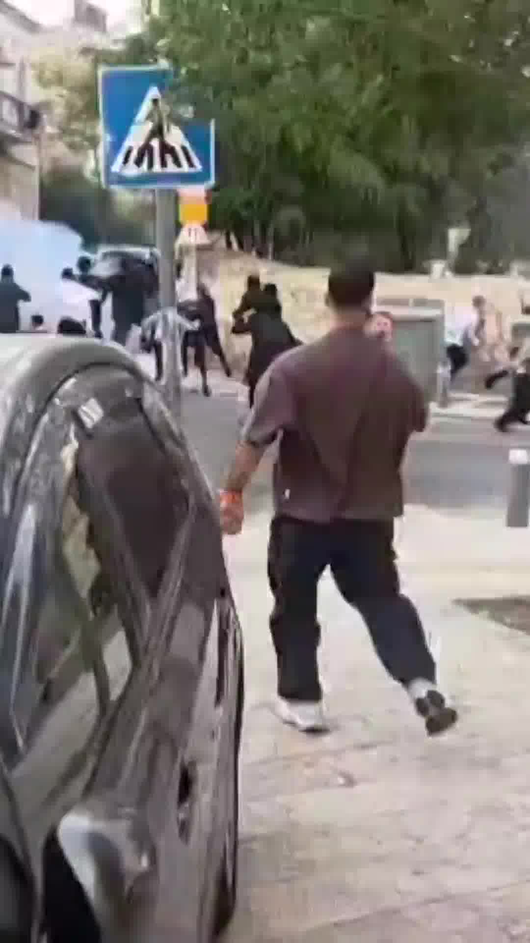 כוחות משטרה נכנסו בשעה האחרונה לשכונת מאה שערים - עימותים פרצו בין מפגינים למשטרה ורימוני הלם הושלכו
