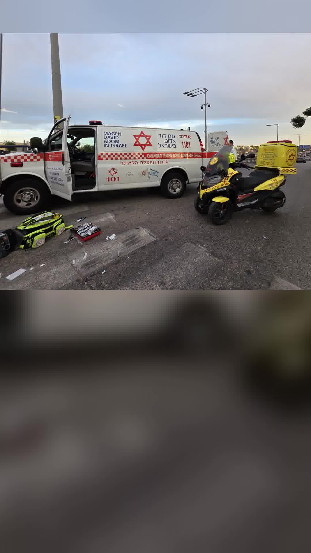 רוכב אופניים חשמליים כבן 20 במצב קשה לאחר שפגע מרכב במחלף לה גווארדיה בתל אביב