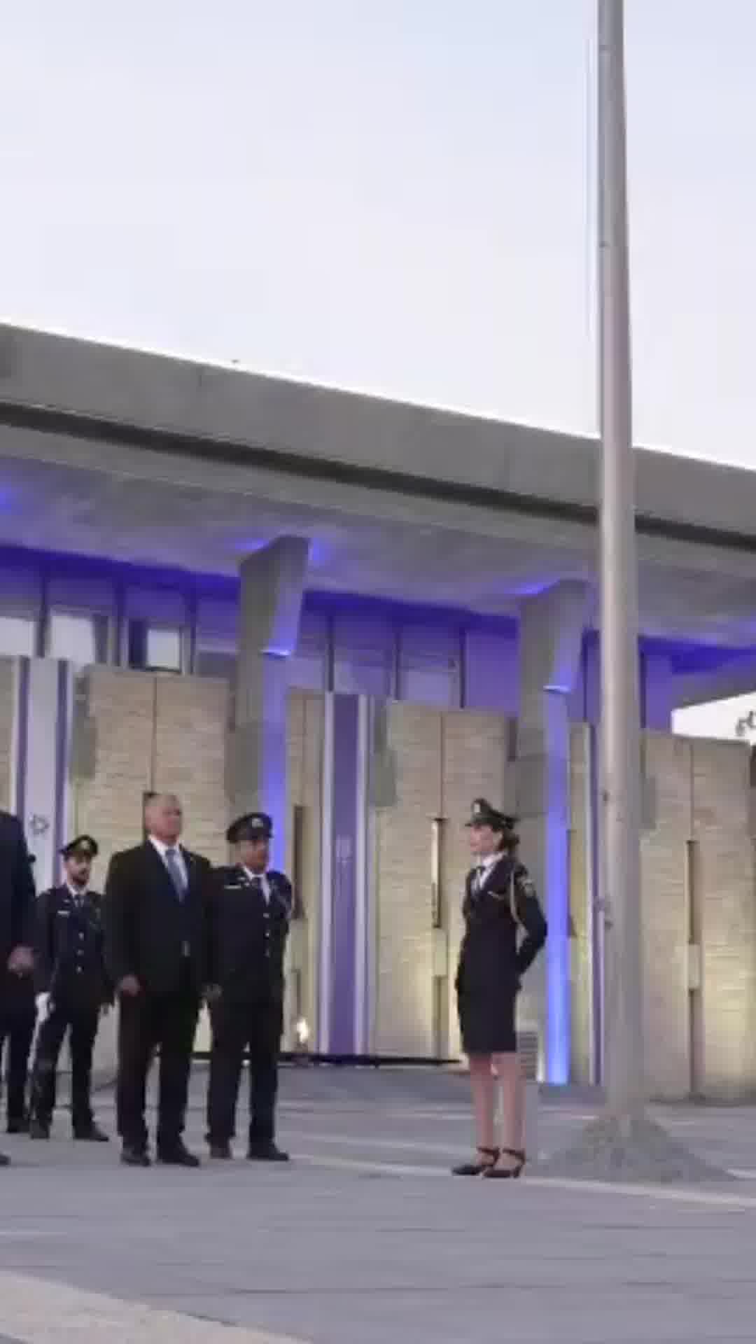 לציון יום הזיכרון לטבח 7 באוקטובר: דגלי ישראל הורדו הבוקר ברחבת הכנסת בשעה 06:29 