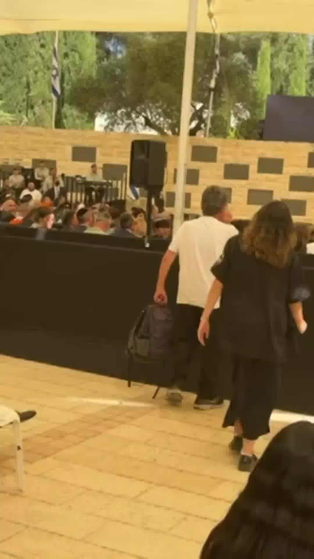  "בושה שלא הגנת על הנרצחים ב-7.10": אב שכול התפרץ באמצע דברי נתניהו שהפסיק לרגע את נאומו