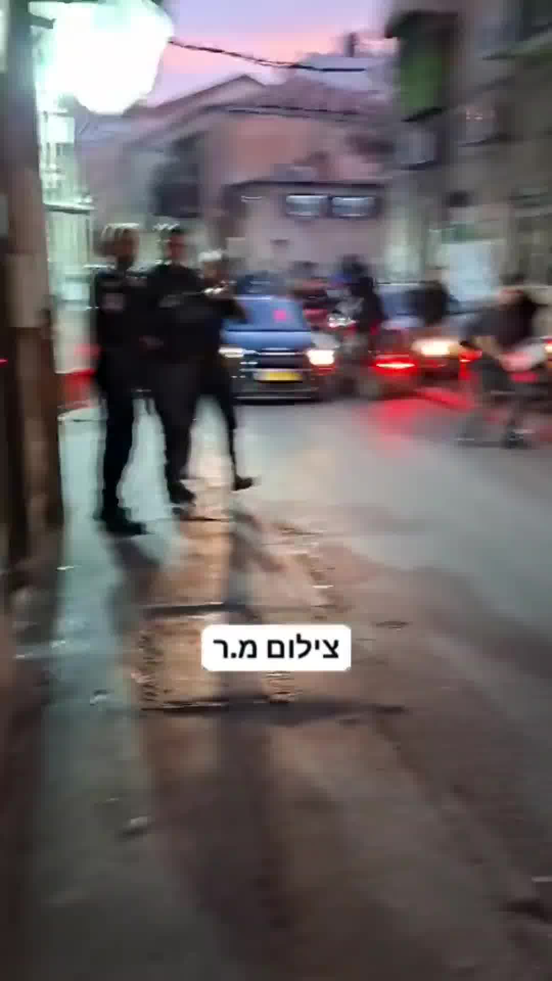תיעוד חריג מירושלים: כוח משטרה נתקל בהתנגדות עזה במאה שערים - והשליך רימוני הלם