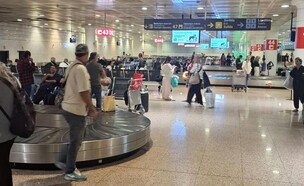 הישראלים בנמל התעופה בברצלונה (צילום: ללא קרדיט)