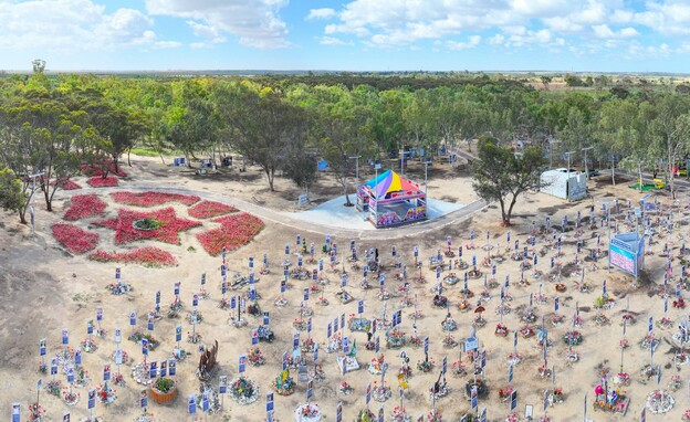 מתחם ההנצחה בנובה (צילום: אמיר חודורוב)