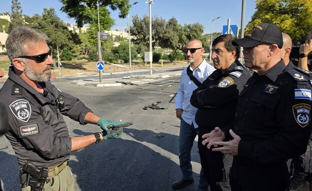 מפקד מחוז ירושלים בזירת פיצוץ הרכב מפקד מחוז ירושלים בזירת פיצוץ הרכב