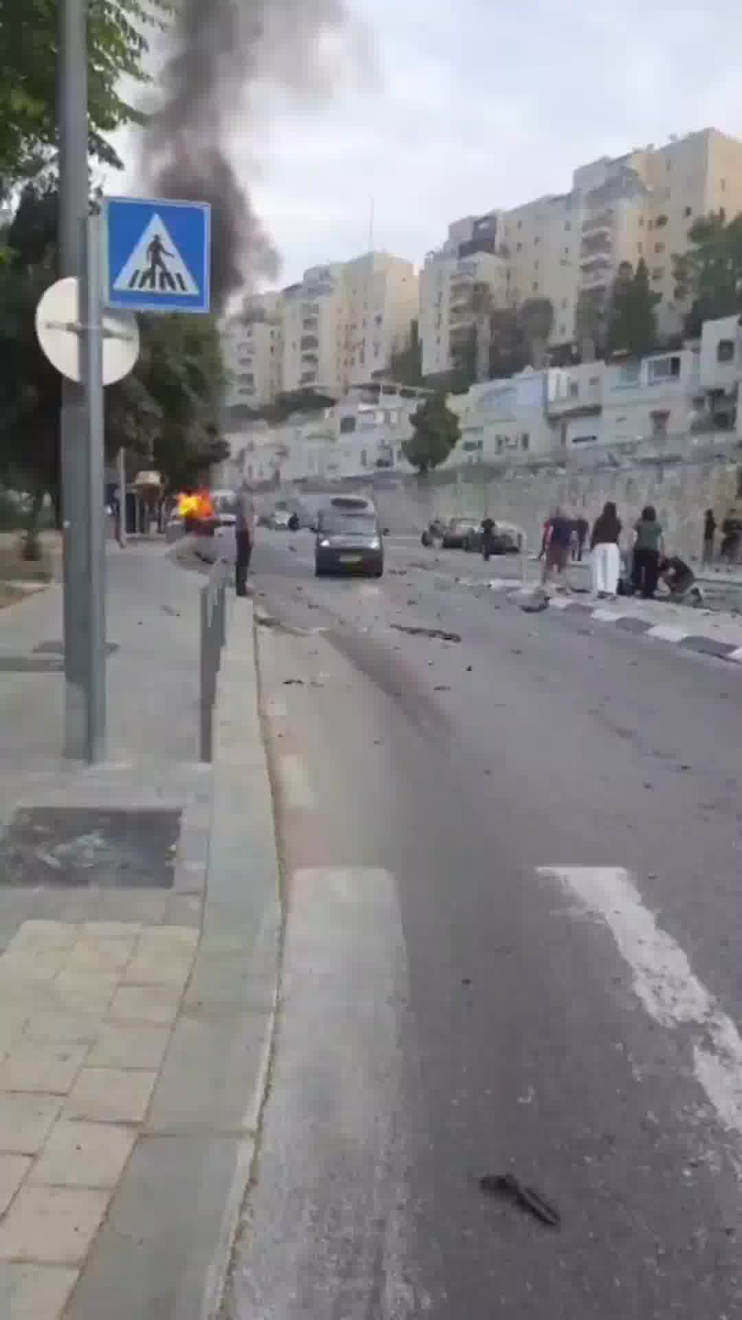 "אני לא יודעת מה קורה פה": פיצוץ נשמע בעיר - ורכב עלה באש באמצע הכביש בירושלים, שני פצועים במקום